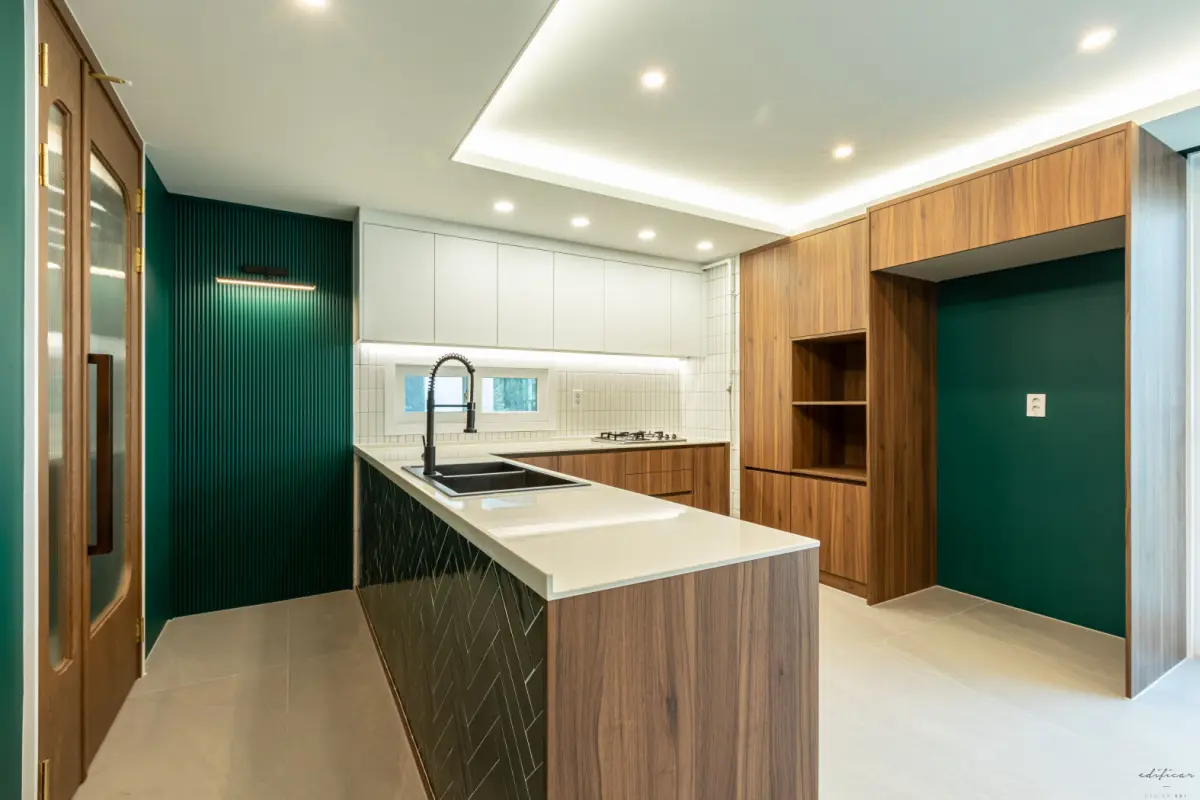 딥그린과 우드가 만든 고급스러운 주방 인테리어